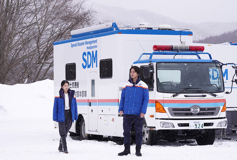 国交省　特別災害本部（SDM）対策本部車をバックに 